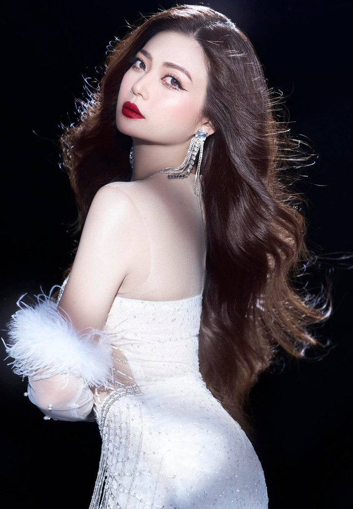 Dâu cả 'Gia đình mình vui bất thình lình': Ngoài đời sang chảnh, gợi cảm - 3