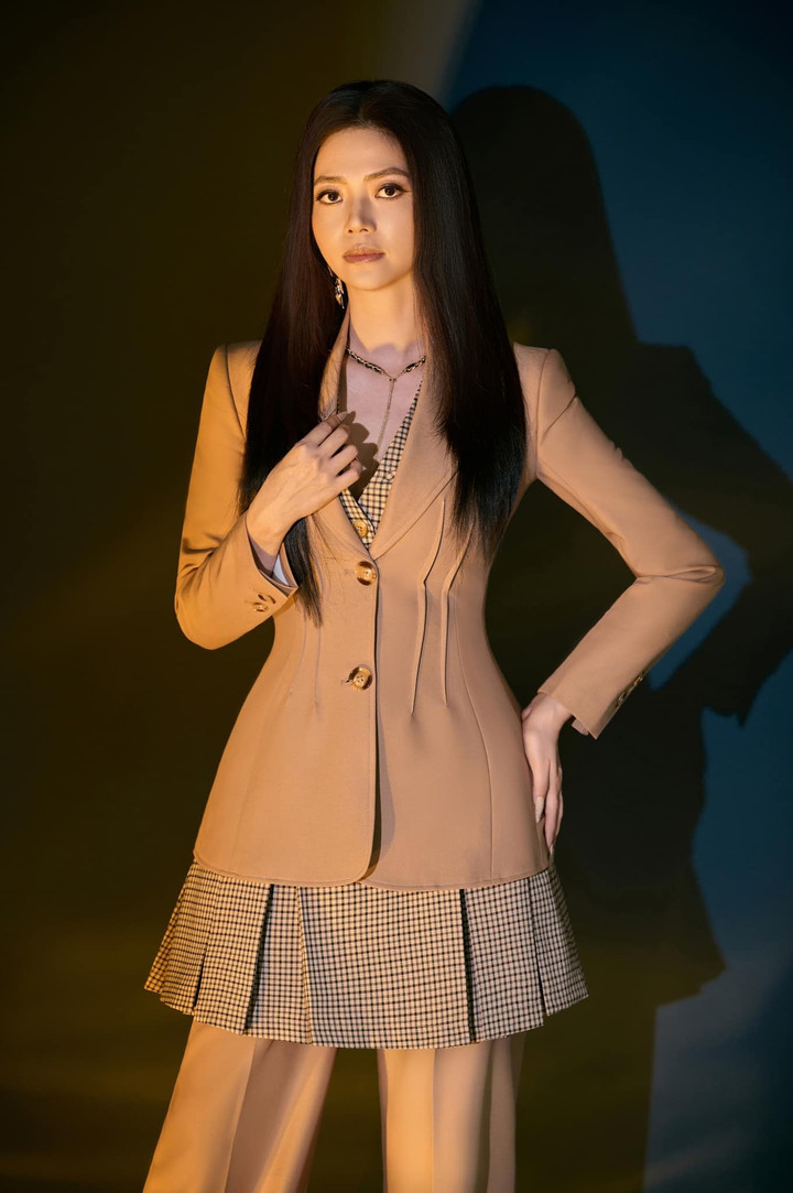 Dâu cả 'Gia đình mình vui bất thình lình': Ngoài đời sang chảnh, gợi cảm - 8