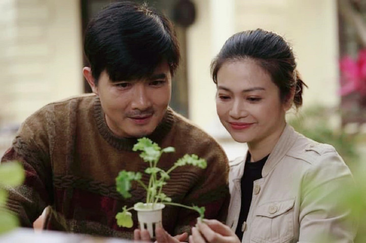 Dâu cả 'Gia đình mình vui bất thình lình': Ngoài đời sang chảnh, gợi cảm - 1