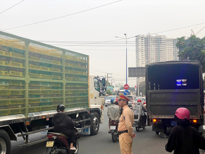 Cảnh sát xuất hiện tại trụ sở Tập đoàn Tân Hiệp Phát - 4