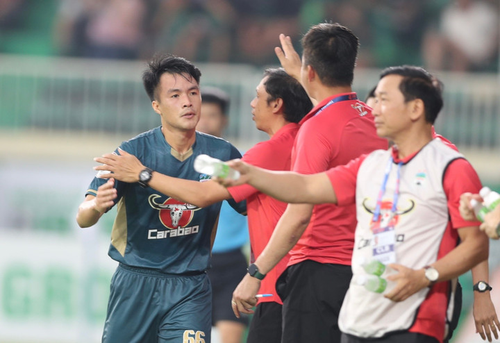 Trực tiếp bóng đá HAGL 1-1 Khánh Hòa: Quốc Việt vào sân - 3