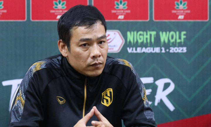 Bị cổ động viên SLNA bỏ rơi, HLV Huy Hoàng nói lời cam chịu - 1