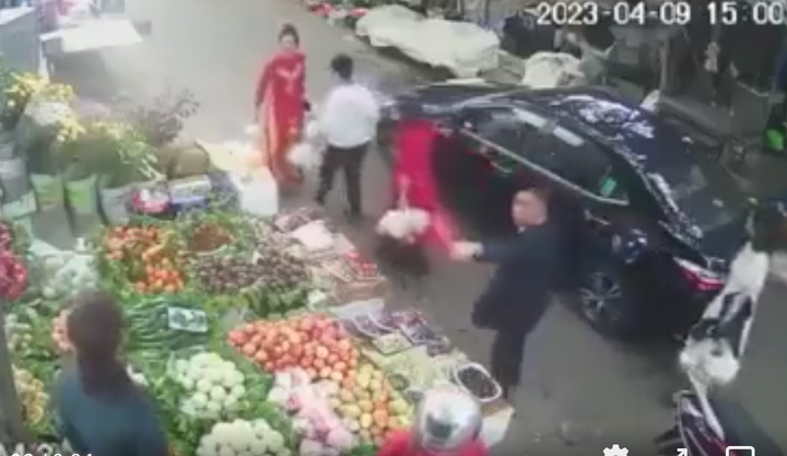 Hà Nội: Lấn chiếm vỉa hè bán trái cây, người phụ nữ còn lao vào ẩu đả với tài xế - 2