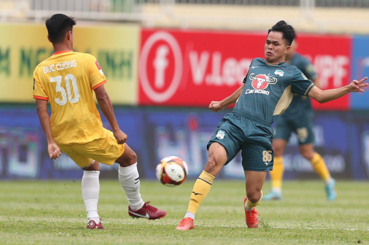 Trực tiếp bóng đá HAGL 1-1 Khánh Hòa: Quốc Việt vào sân - 2