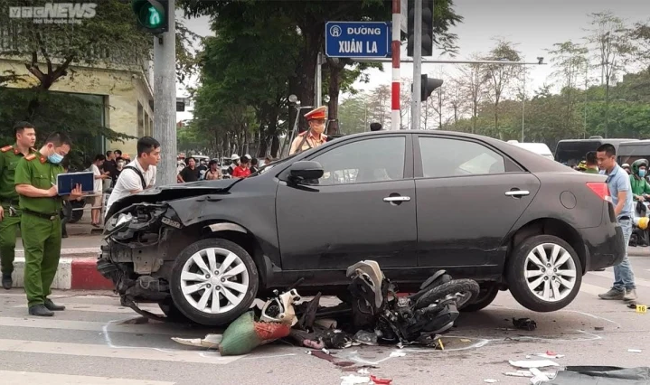 Ô tô tông 17 xe máy tại Hà Nội: Bảo hiểm BSH tạm ứng 250 triệu đồng cho chủ xe - 1