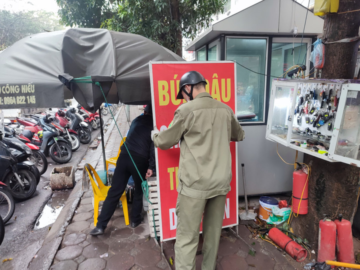 Hà Nội: Lấn chiếm vỉa hè bán trái cây, người phụ nữ còn lao vào ẩu đả với tài xế - 1