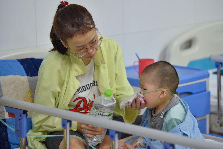 Nồm ẩm kéo dài, gia tăng trẻ nhập viện do bệnh hô hấp - 1