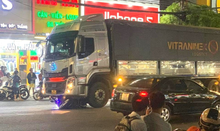 Xe máy bị cuốn dưới gầm tải, 2 người chết tại chỗ - 1