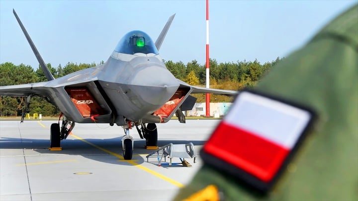 For the first time, the US deployed F-22 stealth fighters close to the Ukraine border - 1
