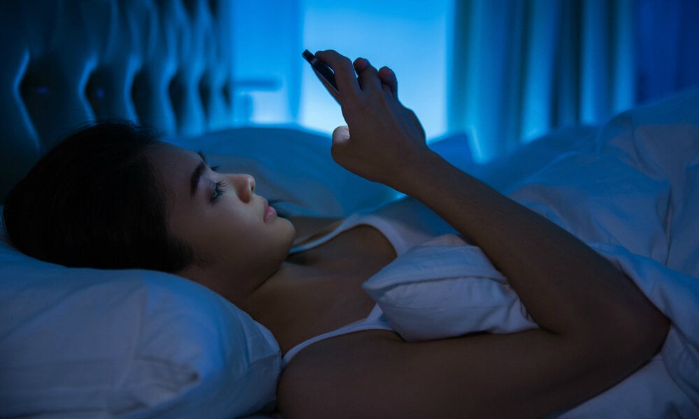 4 tác hại do sử dụng điện thoại trước khi đi ngủ - 1