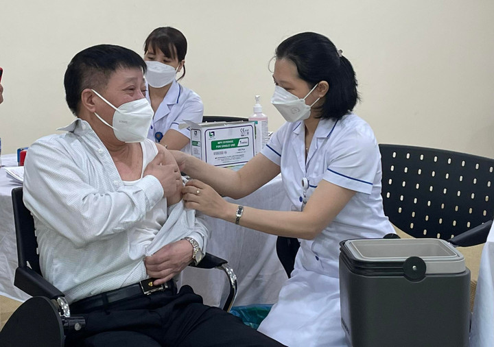 Bệnh nhân đang điều trị COVID-19 đều thuộc nhóm cần tiêm vaccine mũi 4 - 1