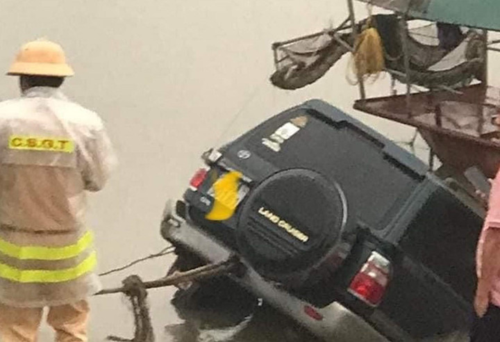 Ô tô Land Cruiser lao xuống sông ở Nam Định, tài xế tử vong - 1