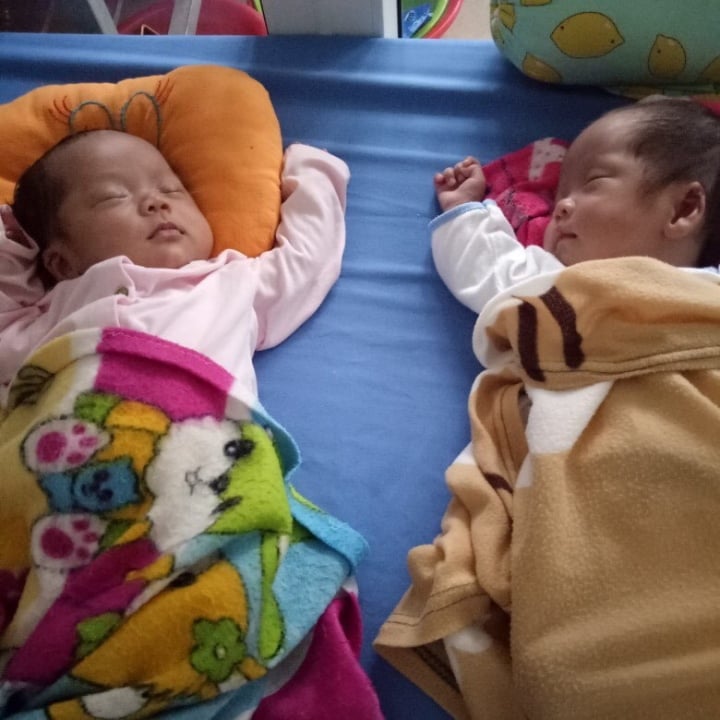 Hai em nhỏ bé Thiên An và Thiên Ý Khi mới mẻ sinh ra được vài ba mon tuổi hạc.
