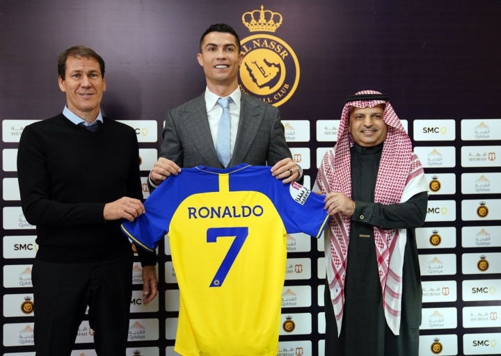 HLV Al Nassr mất việc sau tin đồn mâu thuẫn với Ronaldo - 1