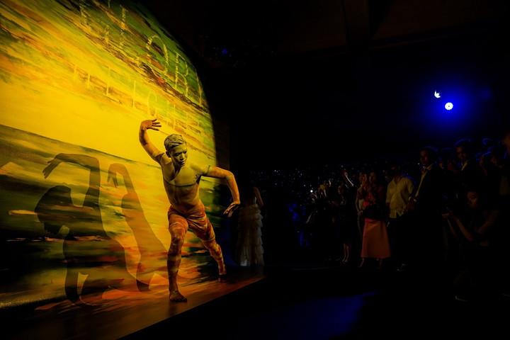 Hàng trăm du khách tham dự triển lãm 'Glory to GLORY' ngày đầu mở cửa - 3