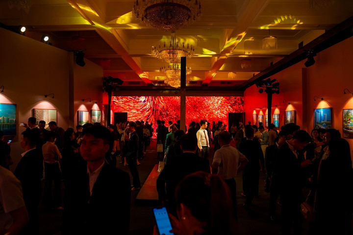 Hàng trăm du khách tham dự triển lãm 'Glory to GLORY' ngày đầu mở cửa - 4