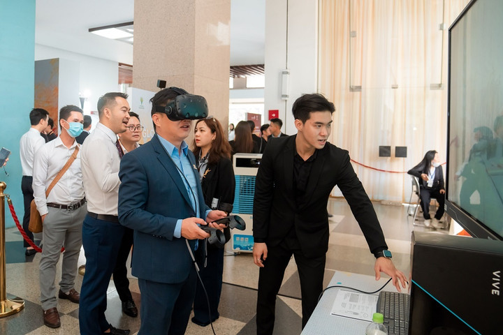 Hàng trăm du khách tham dự triển lãm 'Glory to GLORY' ngày đầu mở cửa - 6