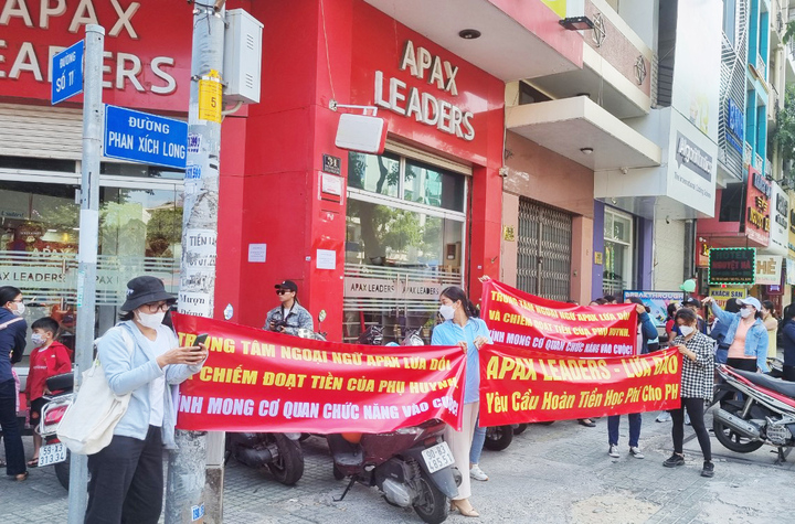 Phụ huynh căng băng rôn đòi tiền tại trung tâm tiếng Anh Apax Leaders của Shark Thuỷ.