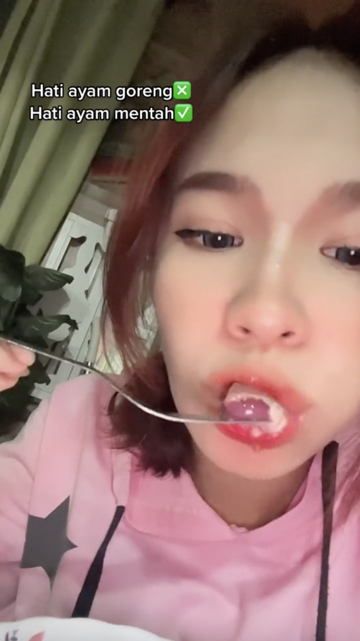 Hãi hùng cô gái có sở thích ăn gan gà sống - 1