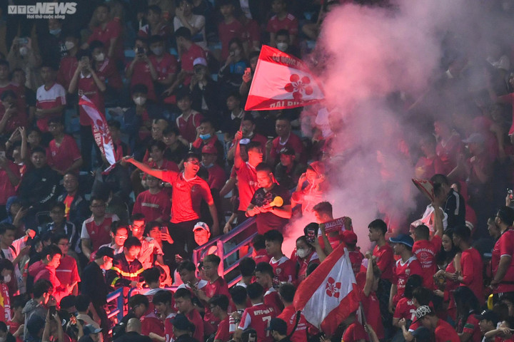 CĐV Hải Phòng đốt pháo sáng, Chủ tịch Văn Trần Hoàn thất hứa - 1