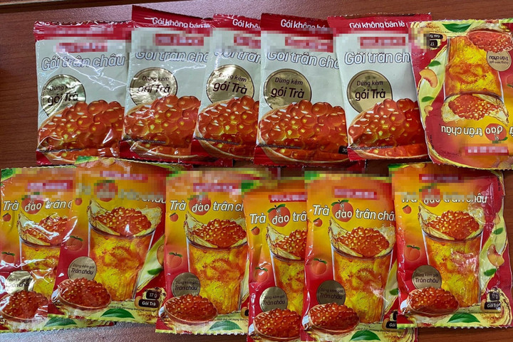 Nhóm người lạ phát đồ uống cho học sinh Hà Nội, trường cảnh báo - 1