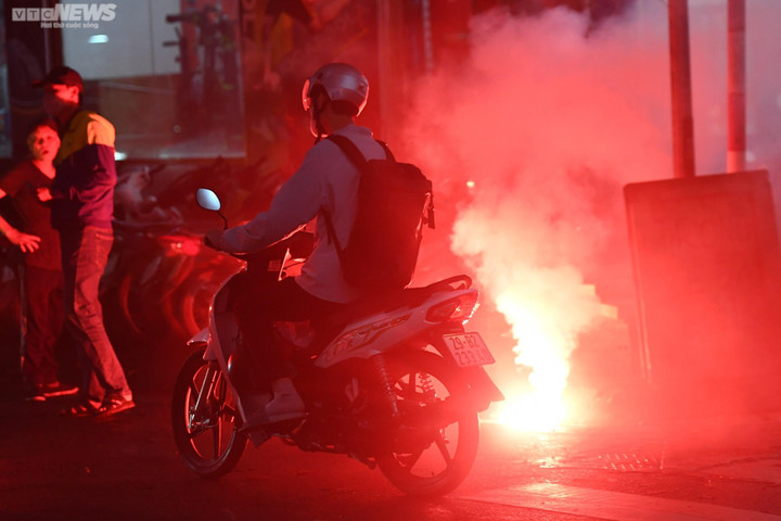 CĐV Hải Phòng đốt pháo sáng, Chủ tịch Văn Trần Hoàn thất hứa - 4