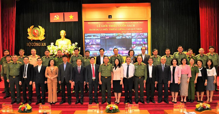 Ra mắt sách 'Danh dự là điều thiêng liêng, cao quý nhất' - 2