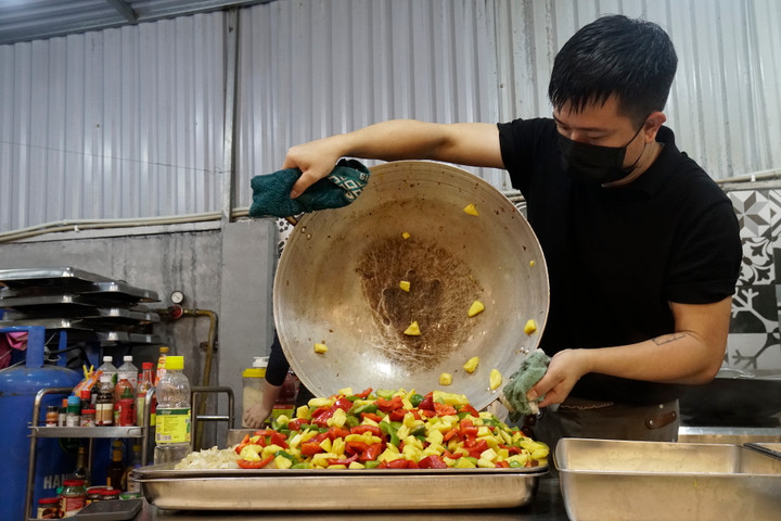 Con gái mất vì ung thư, bố mở tiệm cơm 1 nghìn giúp đỡ trẻ bệnh K - 4