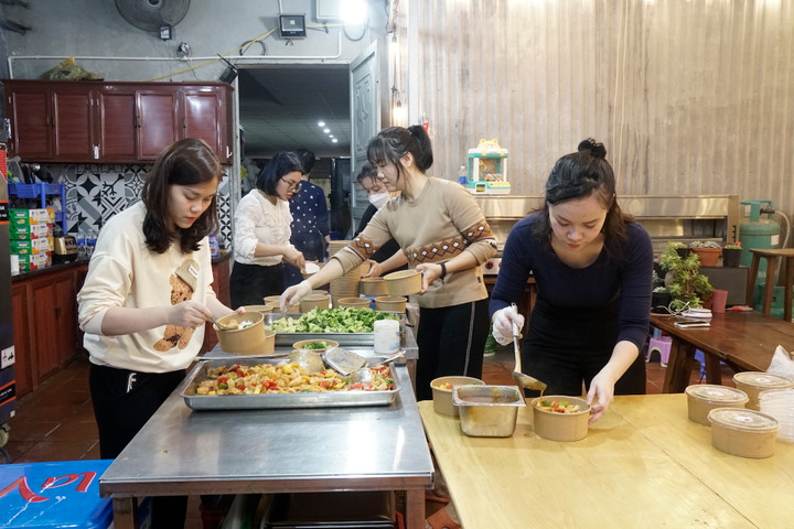 Con gái mất vì ung thư, bố mở tiệm cơm 1 nghìn giúp đỡ trẻ bệnh K - 5