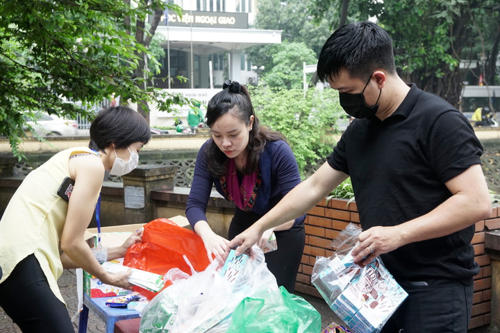 Con gái mất vì ung thư, bố mở tiệm cơm 1 nghìn giúp đỡ trẻ bệnh K - 10