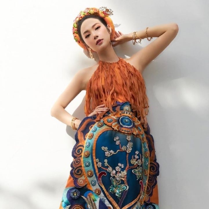 Sao Việt khéo tôn vai trần với đầm cổ yếm