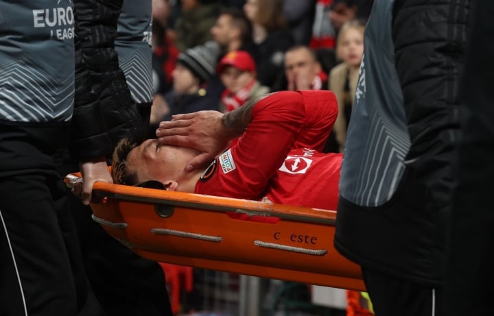 Hậu vệ Man Utd chấn thương nặng, được 2 cầu thủ Sevilla bế ra khỏi sân - 2