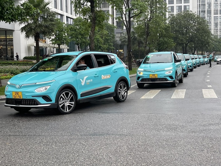 Hãng taxi điện đầu tiên tại Việt Nam của tỷ phú Phạm Nhật Vượng vận hành - 1