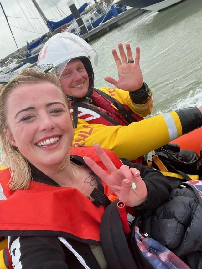 Giải cứu nữ người mẫu vào hang động để chụp ảnh gợi cảm - 1