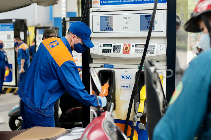 Giá xăng dầu hôm nay 15/4: Giảm nhẹ, vẫn ở ngưỡng cao - 1