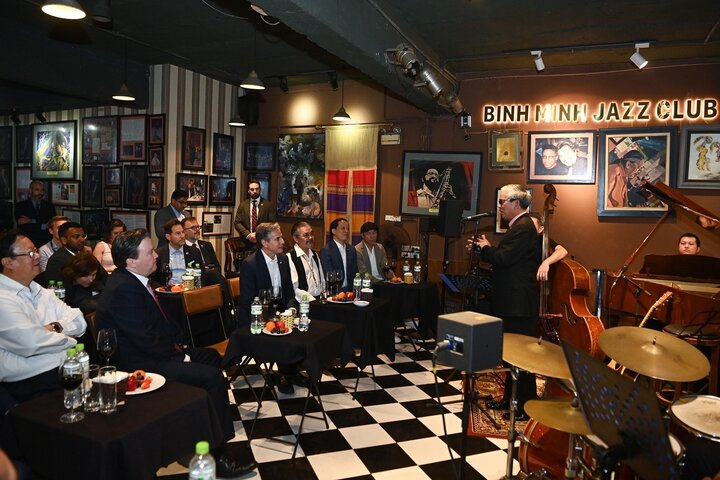 Ngoại trưởng Mỹ Antony Blinken dạo phố cổ Hà Nội, nghe nhạc jazz - 7