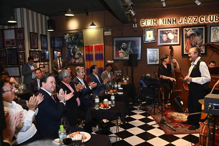 Ngoại trưởng Mỹ Antony Blinken dạo phố cổ Hà Nội, nghe nhạc jazz - 8