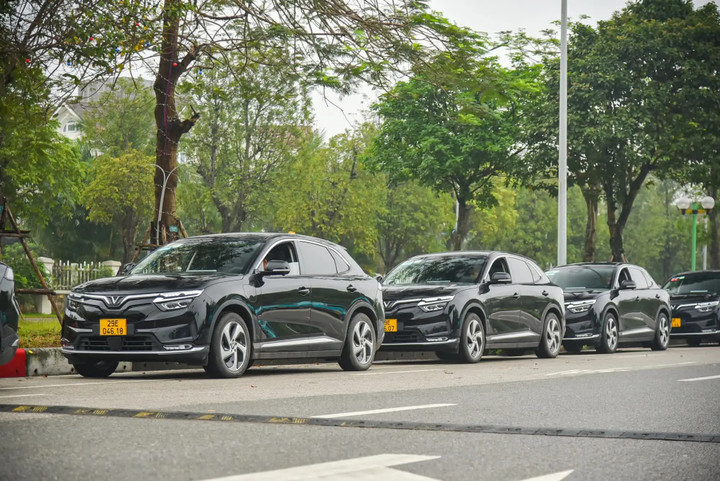 Tài xế Xanh SM tiết lộ: 'Nhận 25% cước, chạy xe VF 8 phải biết tiếng Anh' - 8