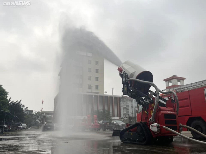 Cận cảnh 'siêu robot' TAF35 có thể di chuyển mọi địa hình chữa cháy - 8