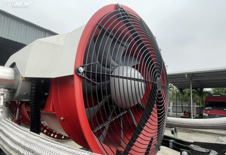 Cận cảnh 'siêu robot' TAF35 có thể di chuyển mọi địa hình chữa cháy - 3