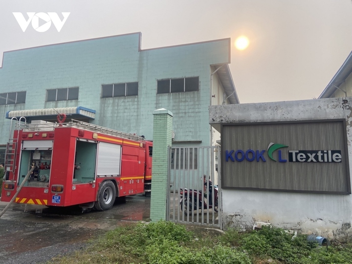 Cháy lớn thiêu rụi xưởng va li, túi xách ở Long An - 1