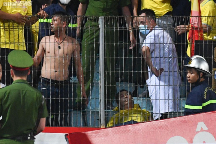 CĐV ngất xỉu trong trận CLB Công an Hà Nội gặp Nam Định - 1