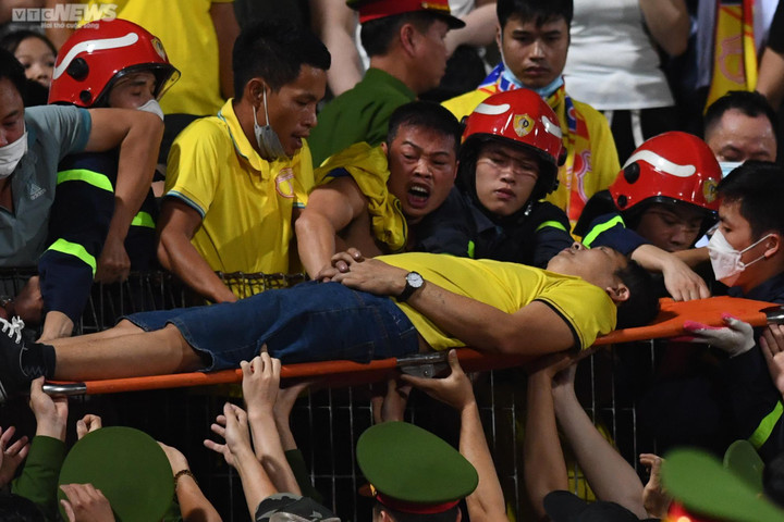 CĐV ngất xỉu trong trận CLB Công an Hà Nội gặp Nam Định - 3