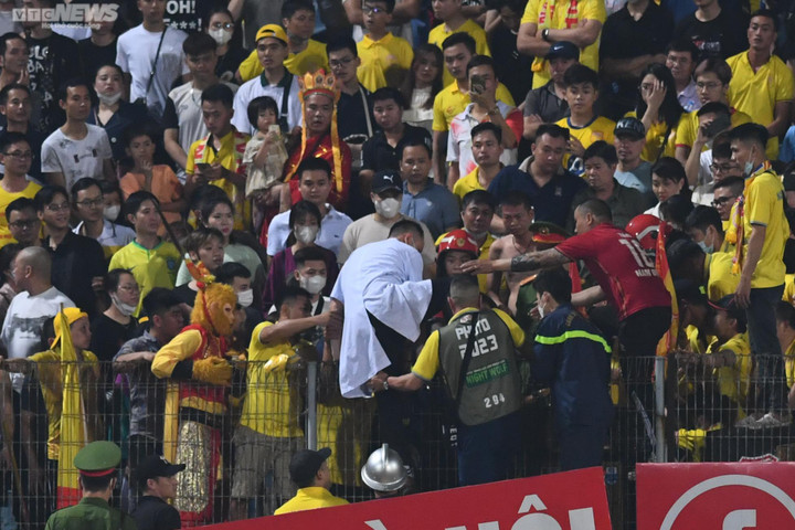 CĐV ngất xỉu trong trận CLB Công an Hà Nội gặp Nam Định - 2