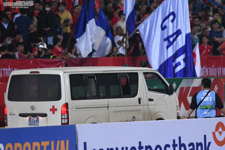 CĐV ngất xỉu trong trận CLB Công an Hà Nội gặp Nam Định - 4