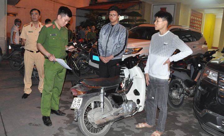 Công an Hải Dương tóm gọn gần 100 quái xế trong đêm - 2