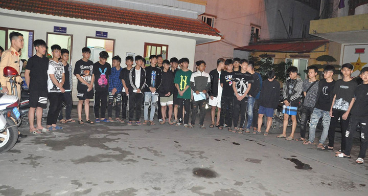 Công an Hải Dương tóm gọn gần 100 quái xế trong đêm - 1