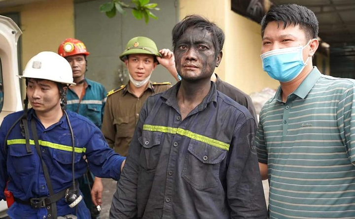 Hơn 12 giờ tổng lực cứu 2 công nhân than mắc kẹt trong hầm lò - 1