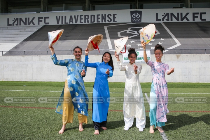 Đồng đội của Huỳnh Như ở CLB Lank phấn khích với tà áo dài Việt Nam - 2