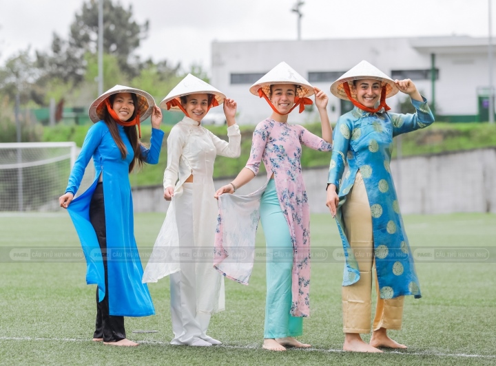 Đồng đội của Huỳnh Như ở CLB Lank phấn khích với tà áo dài Việt Nam - 4